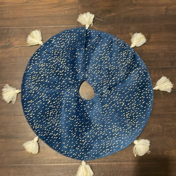 3 Tree Skirts Blue - Picture 4 of 4